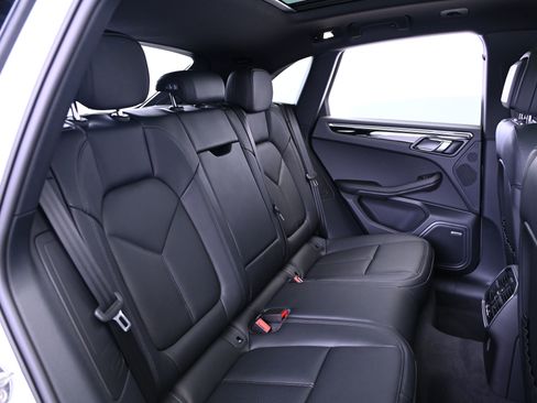 Certified 2025 Porsche Macan image 23