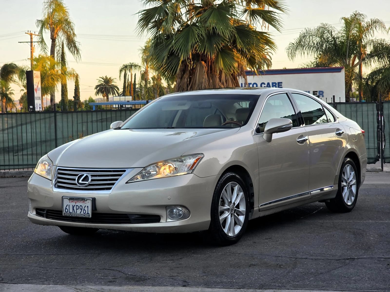Used 2010 Lexus ES 350 w/ Preferred Accessory Package FWD image 1