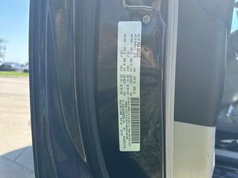 Used 2017 Chrysler Pacifica Touring w/ Tire & Wheel Group FWD image 12