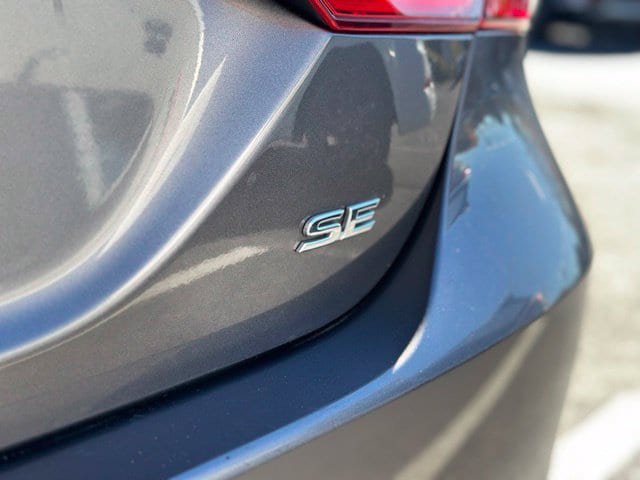 Used 2018 Toyota Camry SE FWD image 19