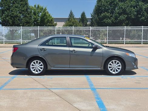Used 2012 Toyota Camry XLE w/ Leather Pkg FWD image 5