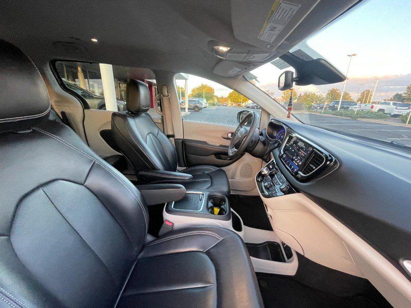 Used 2023 Chrysler Pacifica Touring-L FWD image 4