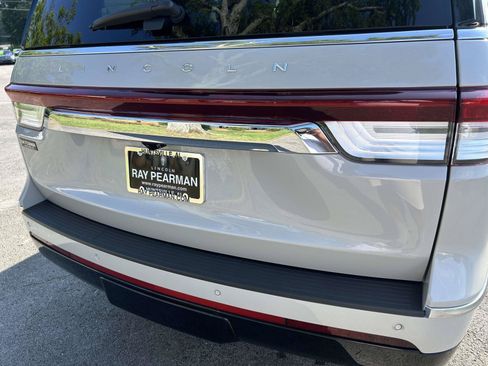Used 2024 Lincoln Navigator Reserve AWD/4WD image 4