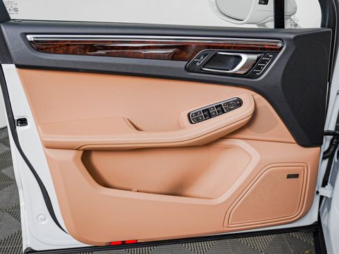 Certified 2026 Porsche Macan AWD/4WD image 25