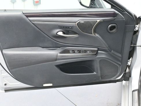 Used 2019 Lexus ES 350 Ultra Luxury w/ Accessory Package image 10