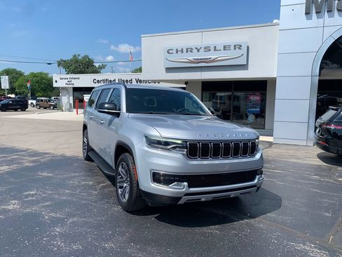 Used 2023 Jeep Wagoneer L Series II AWD/4WD image 2