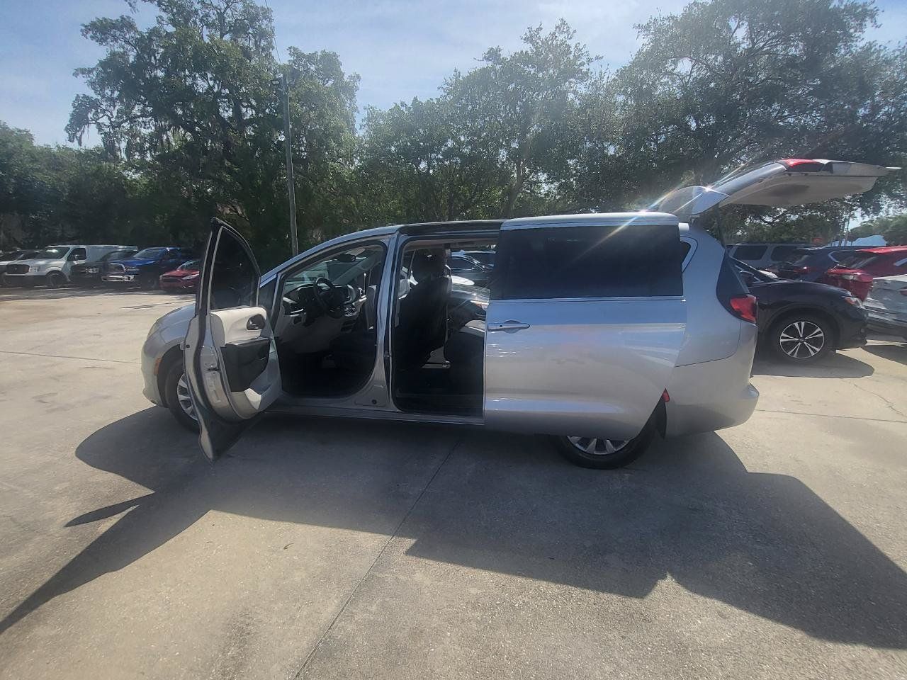 Used 2017 Chrysler Pacifica Touring w/ Tire & Wheel Group FWD image 91