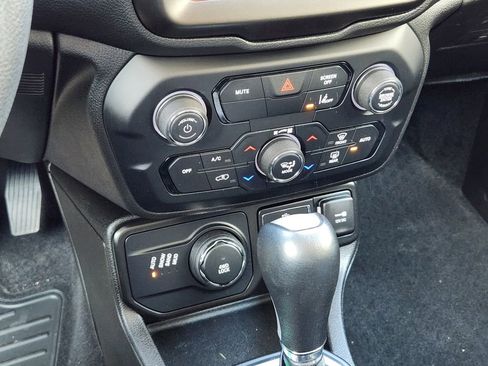 Used 2023 Jeep Renegade Latitude AWD/4WD image 21
