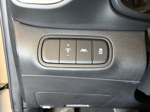 Used 2022 Hyundai Venue SE FWD image 18