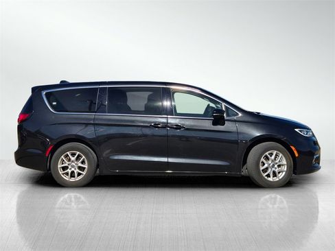 Used 2024 Chrysler Pacifica Touring-L image 3