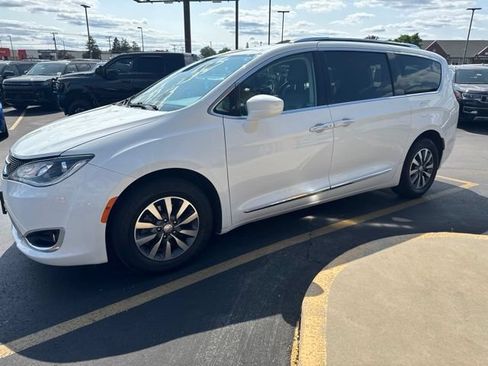 Used 2020 Chrysler Pacifica Touring-L Plus FWD image 3