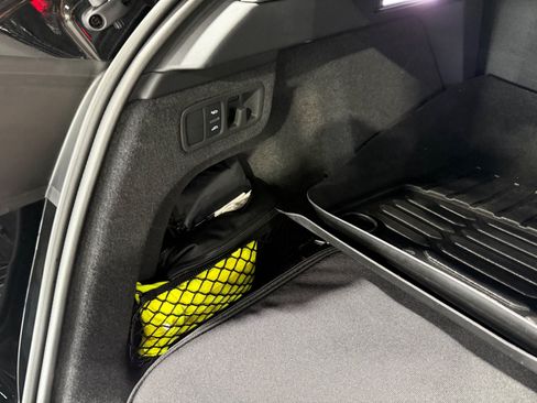 Used 2025 Lamborghini Urus SE AWD/4WD image 21
