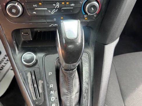 Used 2015 Ford Focus SE w/ SE Sport Package image 26