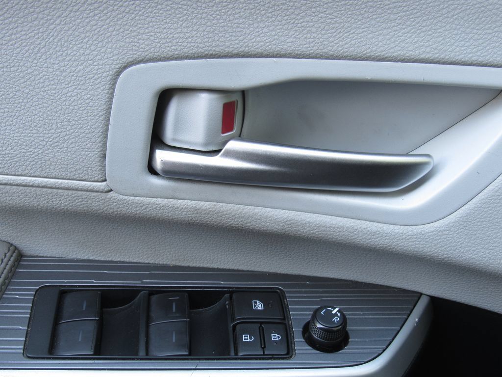 Certified 2025 Toyota Sienna XLE FWD image 40