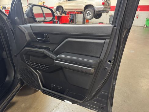 Certified 2025 Toyota Tacoma SR5 AWD/4WD image 18