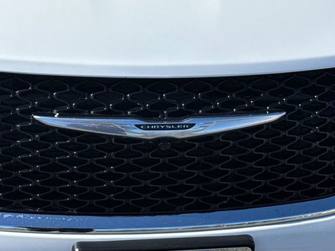 Used 2024 Chrysler Pacifica Touring-L image 8
