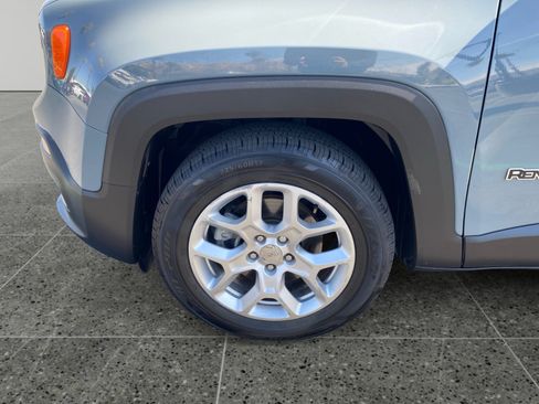 Used 2018 Jeep Renegade Latitude w/ Safety & Security Group FWD image 14