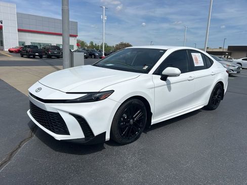 Used 2025 Toyota Camry SE image 1