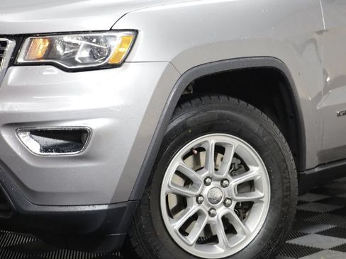 Used 2018 Jeep Grand Cherokee Laredo AWD/4WD image 3