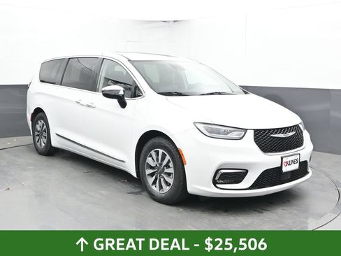 Used 2023 Chrysler Pacifica Limited FWD image 7
