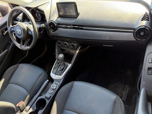 Used 2019 Toyota Yaris L image 17