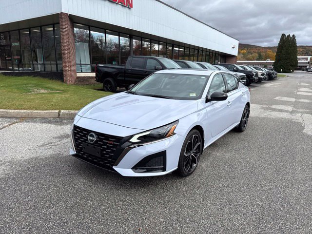 Used 2025 Nissan Altima 2.5 SR w/ SR Premium Package AWD/4WD image 3
