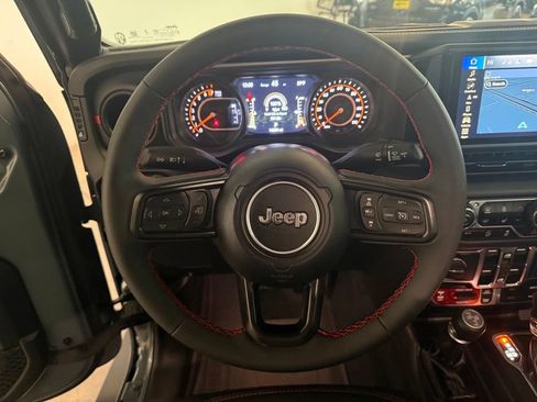 Used 2024 Jeep Gladiator Rubicon AWD/4WD image 10