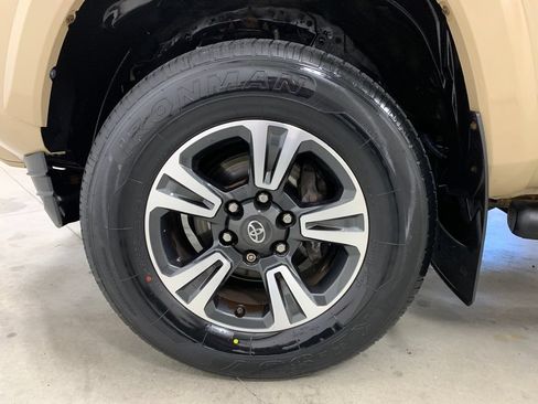 Used 2016 Toyota Tacoma TRD Sport w/ Premium & Technology Package AWD/4WD image 2