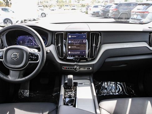 Used 2025 Volvo XC60 B5 Plus image 12