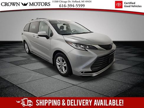 Used 2024 Toyota Sienna Limited image 1