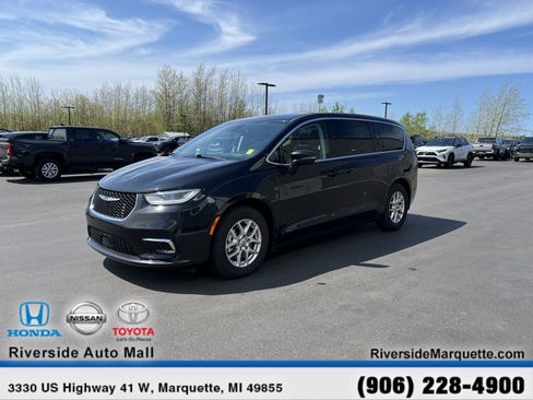 Used 2023 Chrysler Pacifica Touring-L FWD image 3