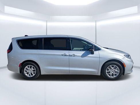 Used 2024 Chrysler Pacifica Touring-L FWD image 2