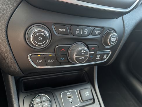 Used 2020 Jeep Cherokee Trailhawk w/ Comfort/Convenience Group AWD/4WD image 32