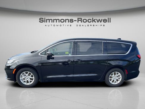 Used 2025 Chrysler Pacifica Select FWD image 2