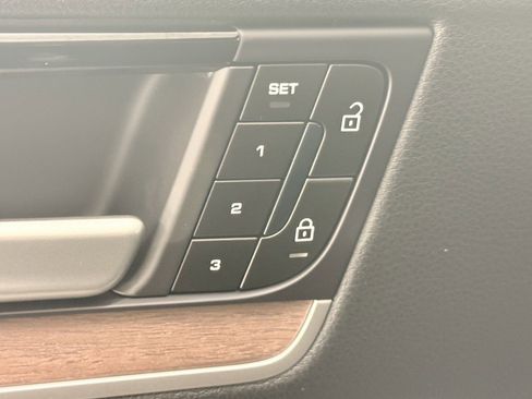 Used 2025 Porsche Cayenne image 12