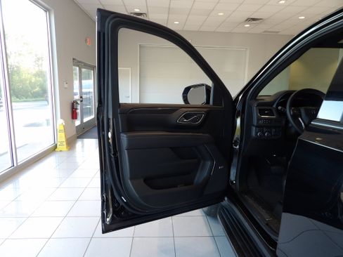 Used 2023 Chevrolet Suburban RST w/ Luxury Package AWD/4WD image 9