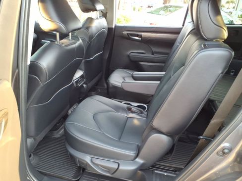 Certified 2024 Toyota Highlander Limited FWD image 9