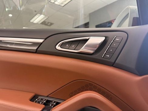 Used 2017 Porsche Cayenne AWD/4WD image 14