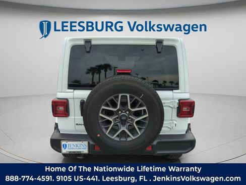 Used 2025 Jeep Wrangler Unlimited Sahara AWD/4WD image 7