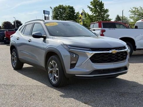 Used 2025 Chevrolet Trax LT FWD image 4