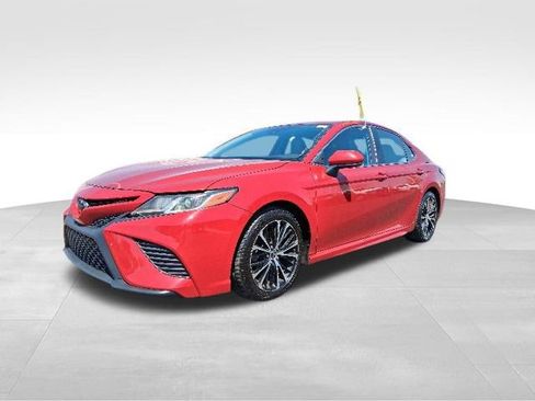 Used 2020 Toyota Camry SE w/ Carpet Mat Package FWD image 4