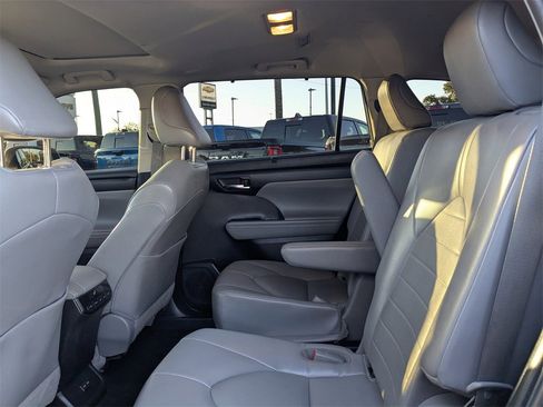 Used 2022 Toyota Highlander XLE image 13