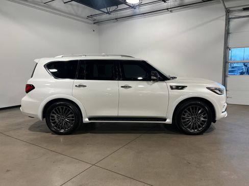 Used 2024 INFINITI QX80 Sensory image 2