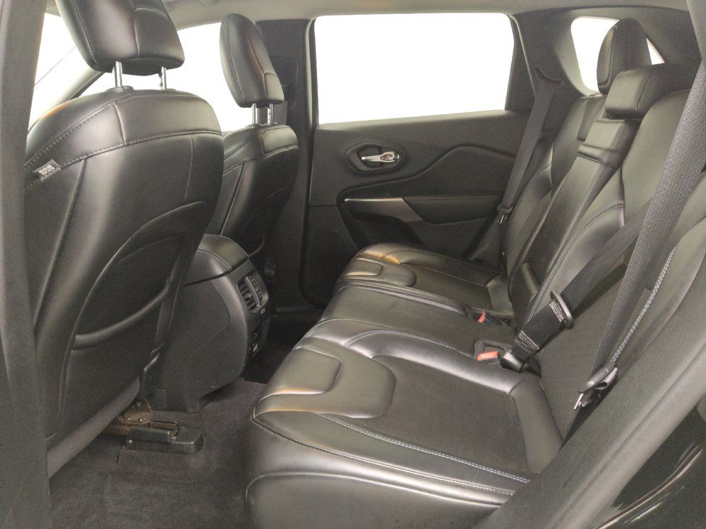 Used 2019 Jeep Cherokee Latitude Plus w/ Comfort/Convenience Group FWD image 18