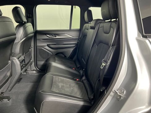 Used 2023 Jeep Grand Cherokee Altitude image 17