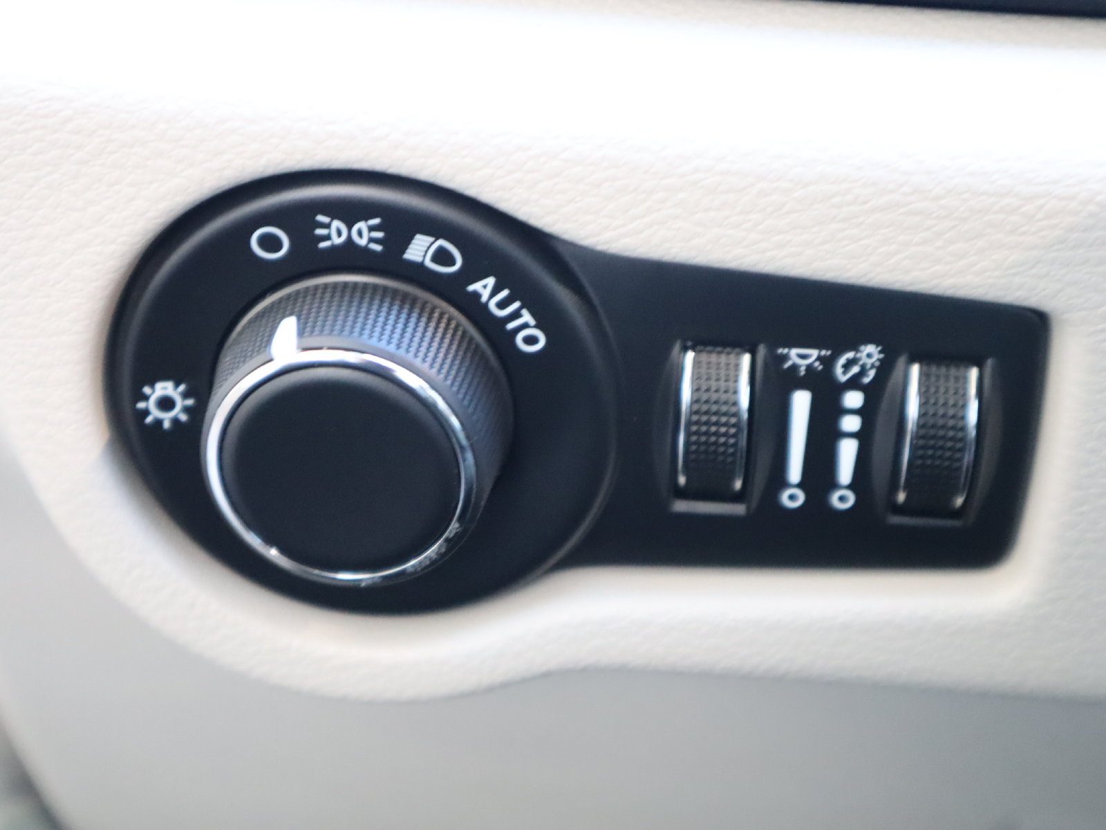 Used 2024 Chrysler Voyager LX FWD image 34
