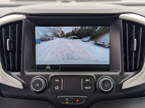 Used 2024 GMC Terrain SLT image 3