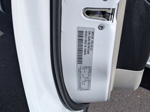 Used 2024 Chrysler Pacifica Touring-L FWD image 25