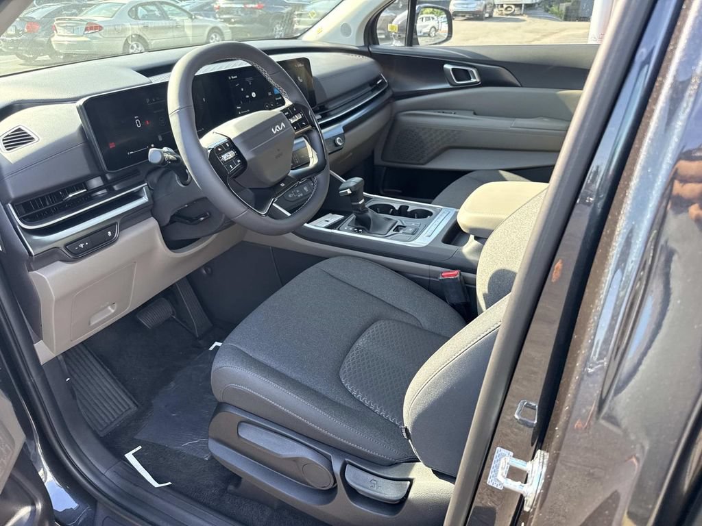 New 2027 Kia Carnival LX FWD image 8