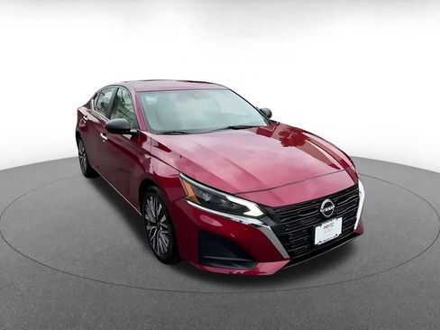 Used 2025 Nissan Altima 2.5 SV FWD image 3